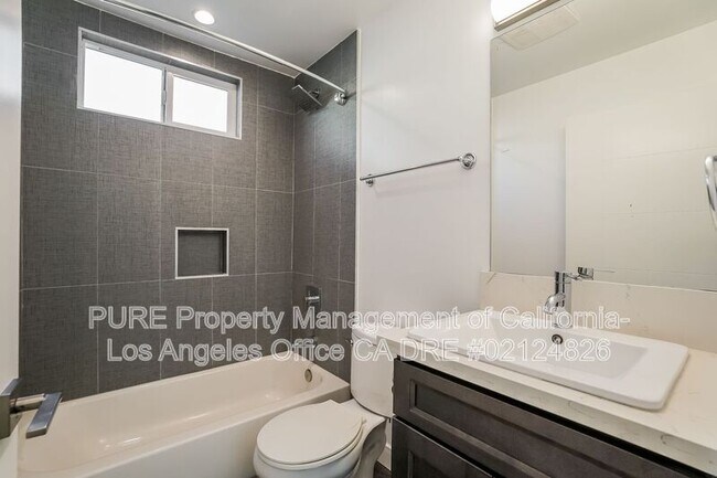 Building Photo - 1340 N Kenmore Ave