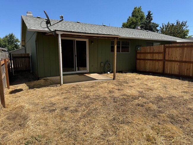 Building Photo - Large single level 2-bedroom/1 bath duplex in Springfield!