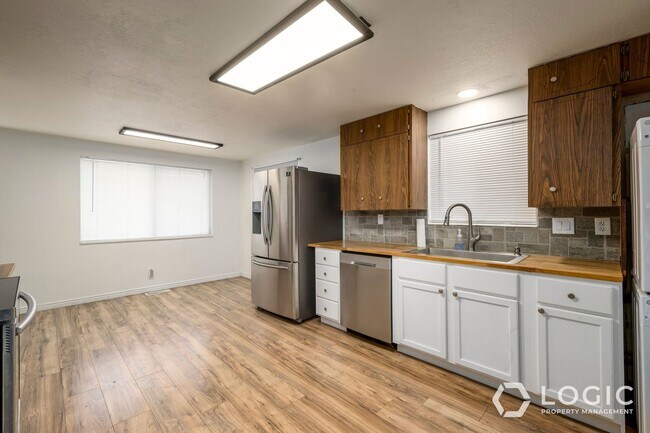 Building Photo - 759 Riverside Dr