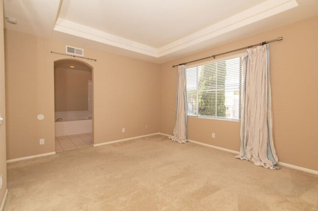 Building Photo - Spacious 3 Bed/2.5 Bath in Desirable UTC La Jolla Community of Toscana
