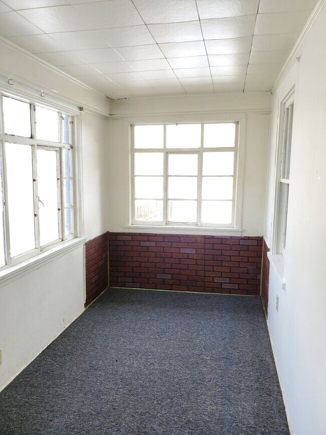 Building Photo - 460 Baird St