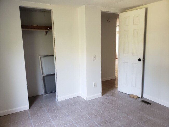 Building Photo - APPROVED SECTION 8 VOUCHERS APPLY NOW! Rent this 3 Bedroom in Trenton!