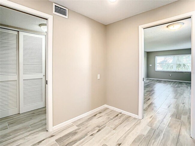 Building Photo - 4575 Cove Cir