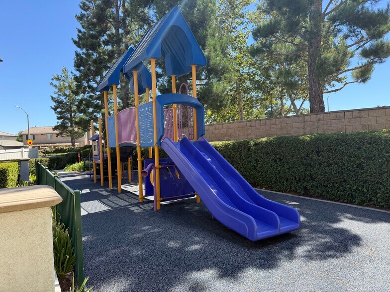 Tot Lot - 33710 Willow Haven Ln