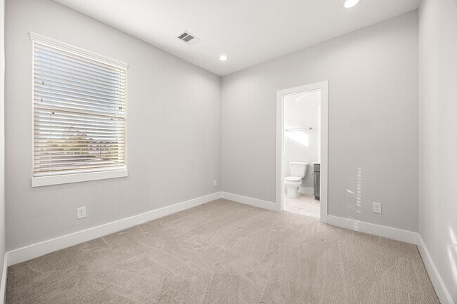 Building Photo - 622 Janisch Rd