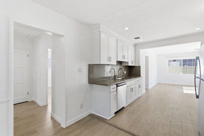 Building Photo - Beautiful modern 3 Bed + 2 Bath House + Den/Office & Backyard