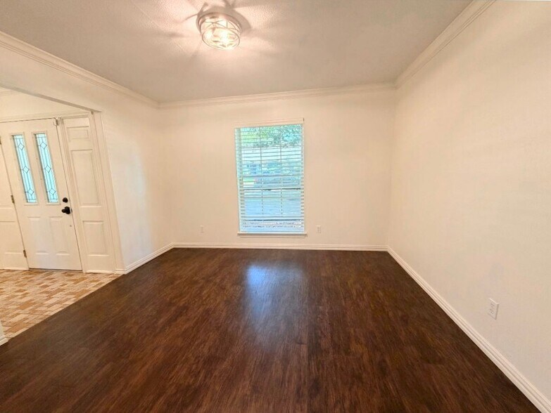 Building Photo - 3433 Lynbrook Dr