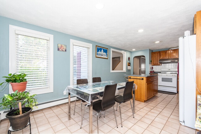 Building Photo - 5 Leon St