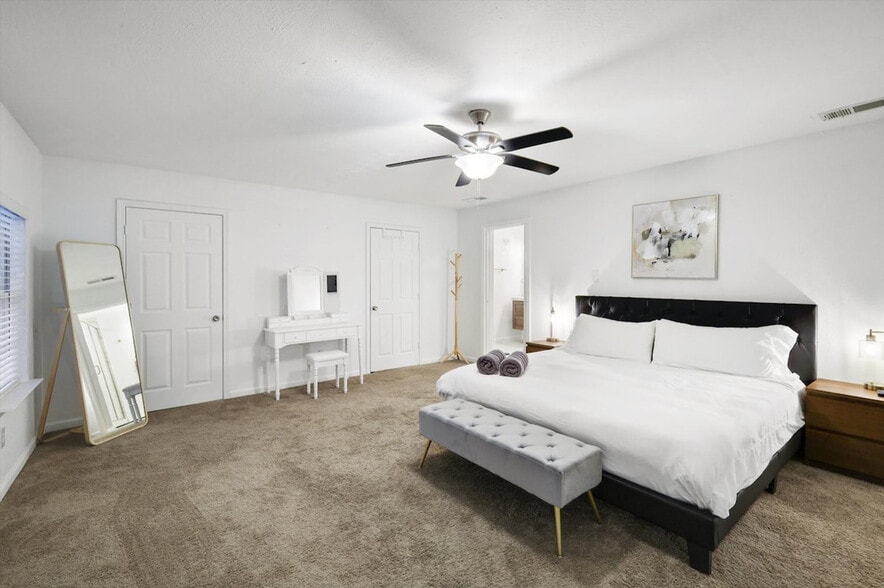 Building Photo - 8005 Woodhue Rd