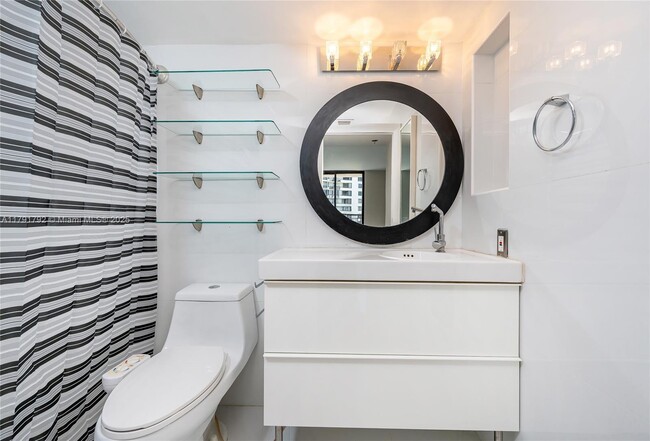 Building Photo - 540 Brickell Key Dr