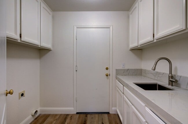 Building Photo - 8241 N Yorktown Dr