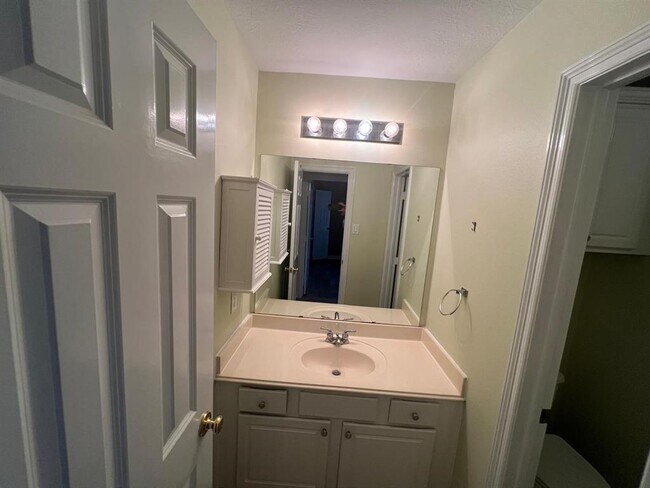 Building Photo - 1155 Enclave Square E