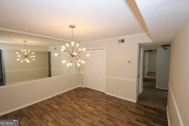 Building Photo - 6851 Roswell Rd