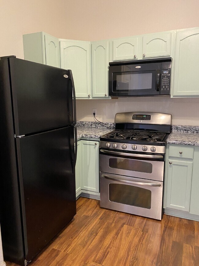 Building Photo - 2 Bedroom - Monetrey