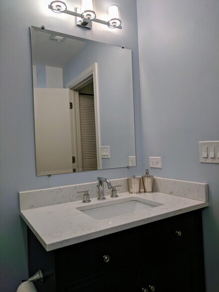 2nd Bathroom - 758 N Larrabee St