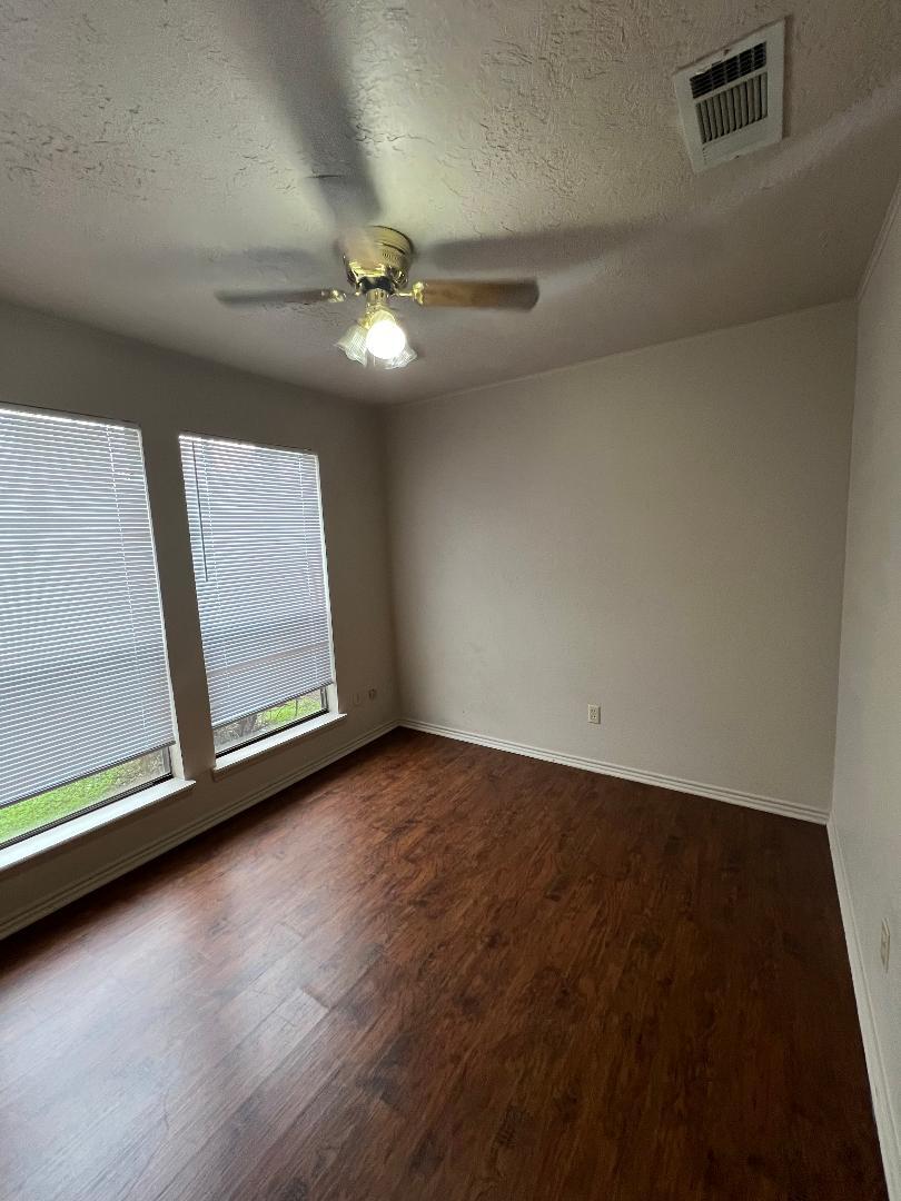 Building Photo - 1007 Spring Loop