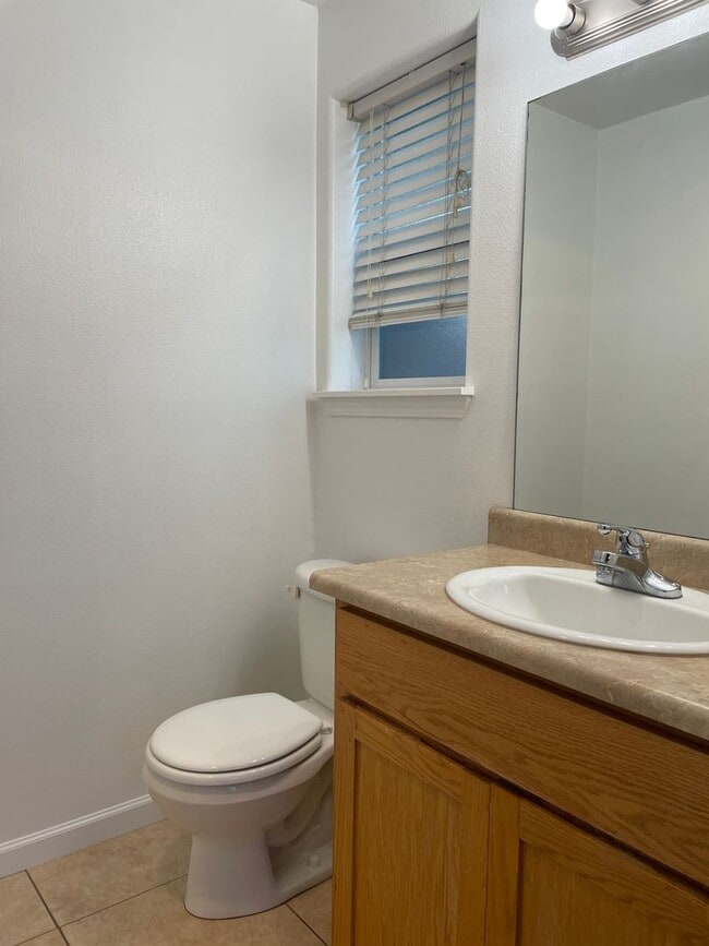 Building Photo - Nice 3 Bedroom 2 Bathroom Downstairs Apart...