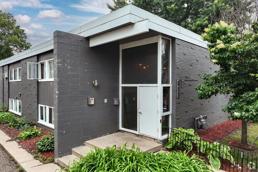 Covered Front Entrance to Apartment Complex - 2205 Bryant Ave S