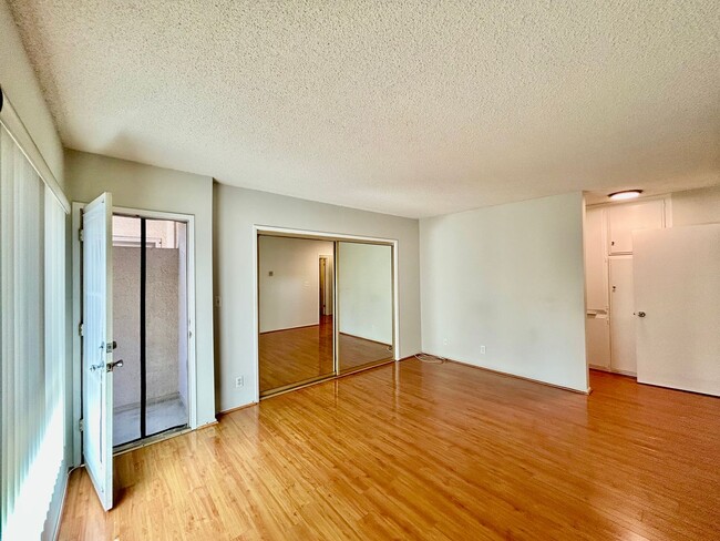 Building Photo - Fox Hills 2 Bd Condo *$500.00 Off First Month's Rent!*