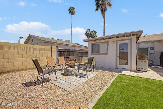 Building Photo - 2208 W San Miguel Ave
