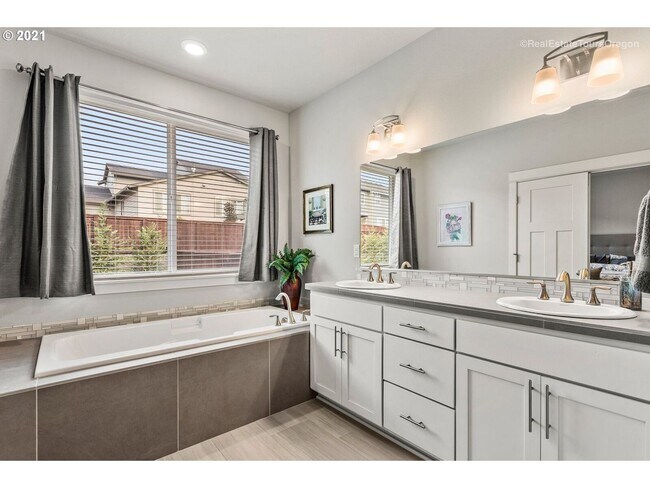 Building Photo - Stunning 3BD Home in Ridgefield!  Gourmet Kitchen & High End Finishes!