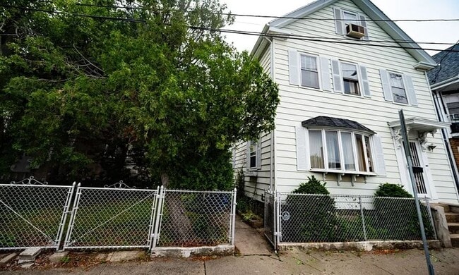 Building Photo - 102 Margin St