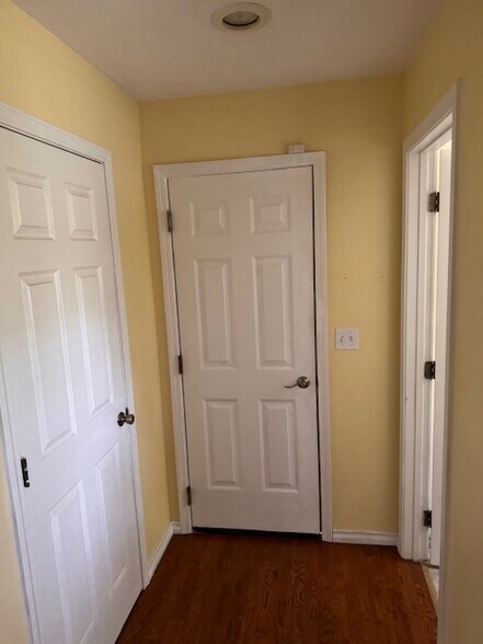 Building Photo - 415 Louis Ln