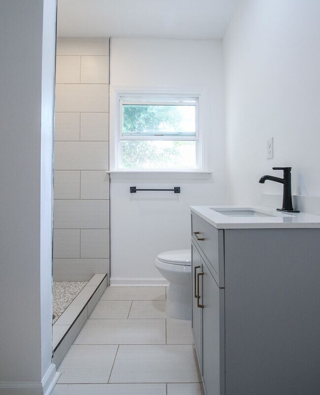 Building Photo - Spacious 4 Bedroom, 2.5 Bath Home in Savan...