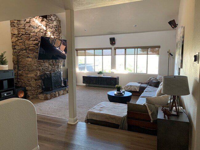 Building Photo - GORGEOUS 3/2.5 Bath Remodeled Home with Stunning Views in Alpine