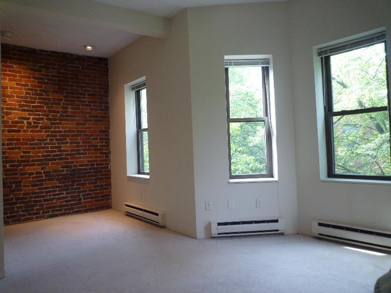 Building Photo - 61 St Germain St