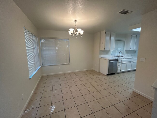 Building Photo - Spacious Halfplex
