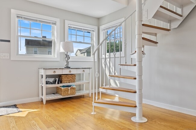 Building Photo - 176 Shore Rd