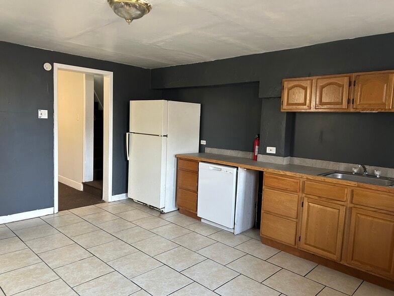 Building Photo - 604 E 5th St