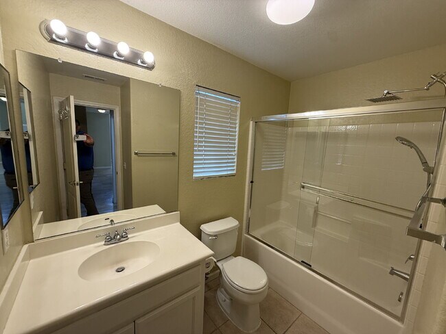 Building Photo - Gorgeous 5 Bedroom, 3 Bathroom Home With a Pool in perfect Tracy Location
