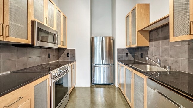 Building Photo - Authentic Loft Living in an Emeryville Landmark