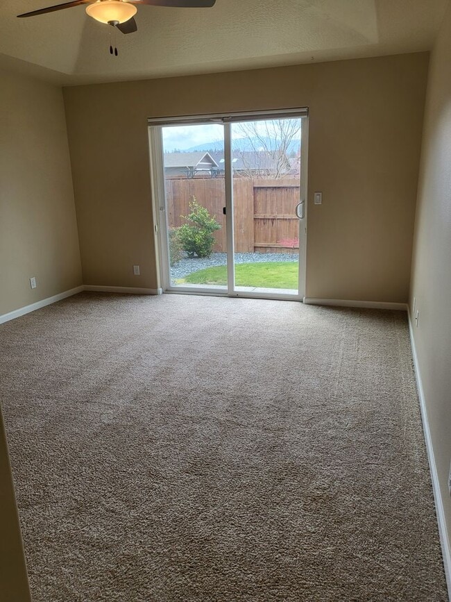 Building Photo - 3 bed 2 bath Single Family Home for Rent in Grants Pass