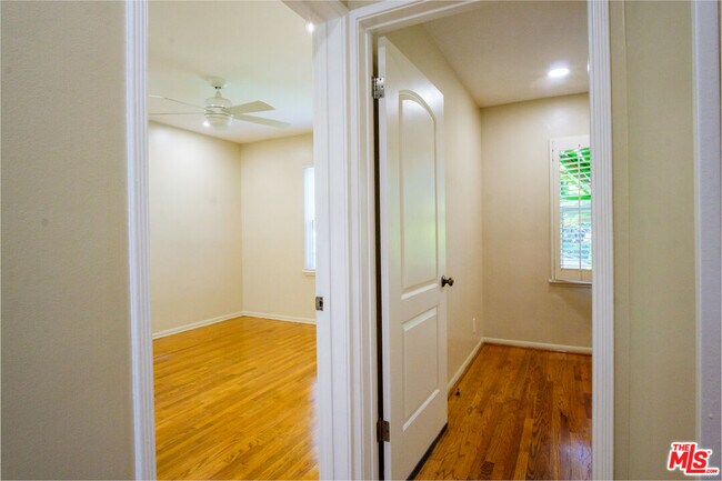 Building Photo - 10707 Flaxton St