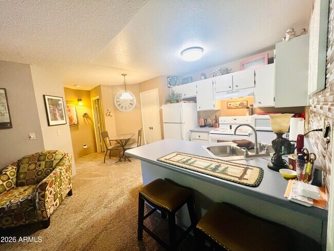 Building Photo - 2700 S White Mountain Rd