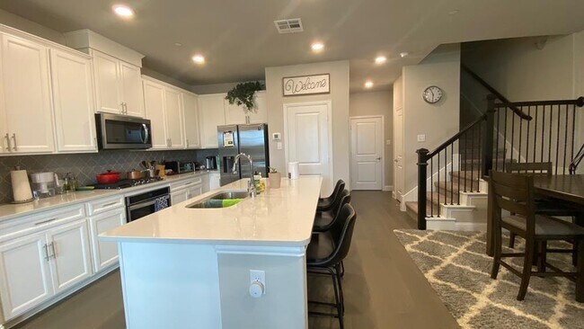 Building Photo - 2008 Naples Dr