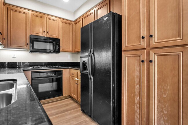Building Photo - Beautiful townhome in Mission Valley!  Ava...