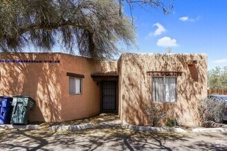 Building Photo - Spacious 2BR/1BA-Central Location