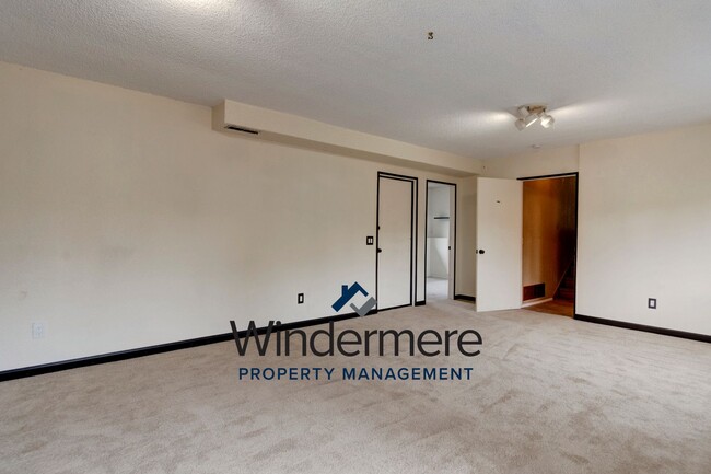 Building Photo - 3 Bedroom Plus Office **half off first mon...