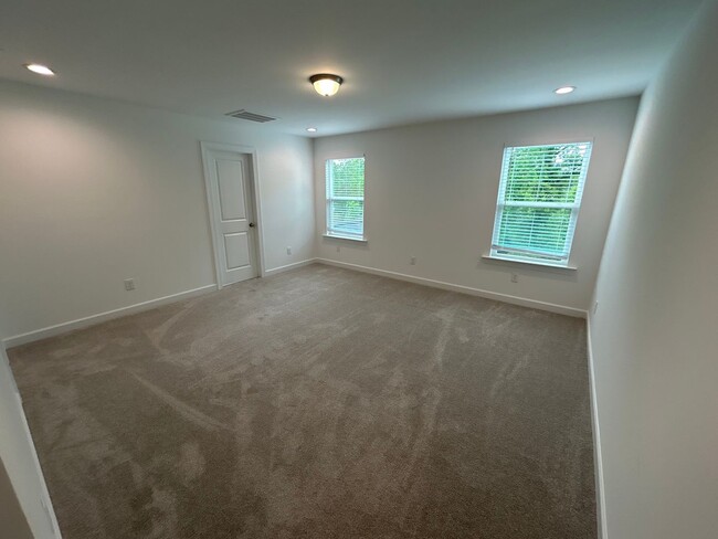 Building Photo - 6 Bedroom | 4 Bathroom New Construction Ga...