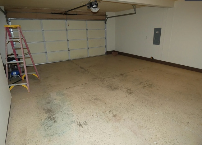 Building Photo - Spacious 4 BR/ 2.5BA