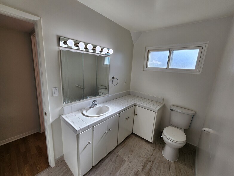 Building Photo - 10447 Cantara St