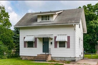 Building Photo - 610 36th St NE