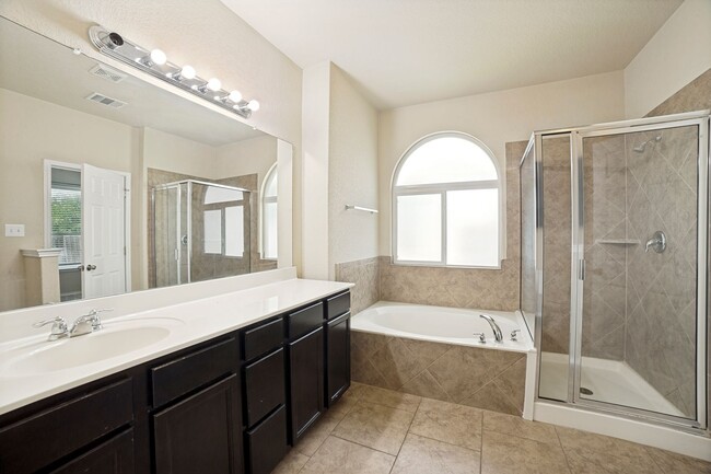 Building Photo - Beautiful 3 Bedroom in Republic Oaks Community