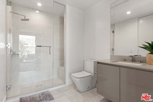 Building Photo - 728 N Sweetzer Ave