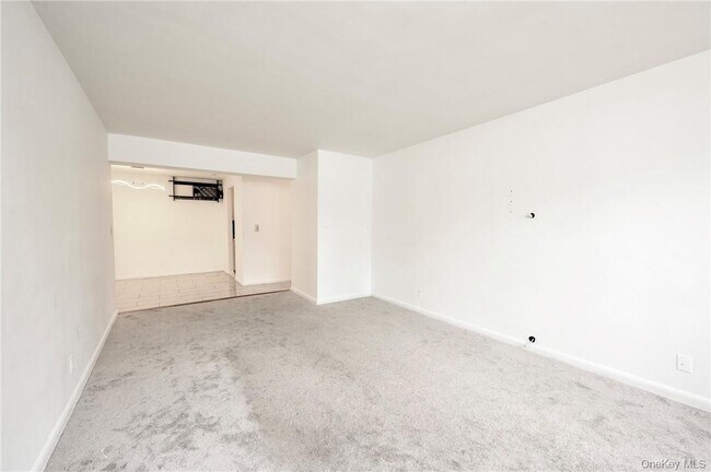 Building Photo - 5 Sadore Ln