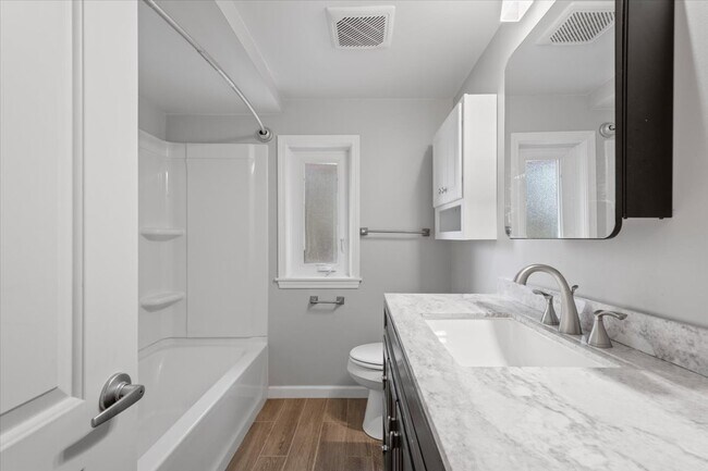 Building Photo - 3635 Poplar Ave